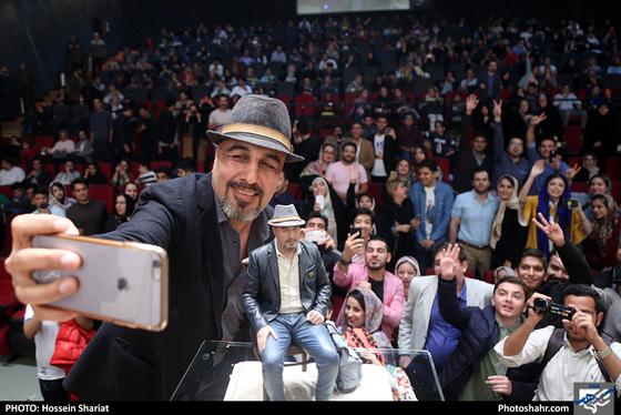 رونمایی از تندیس رضا عطاران در سینما هویزه / عکس: حسین شریعت / شهرآرا