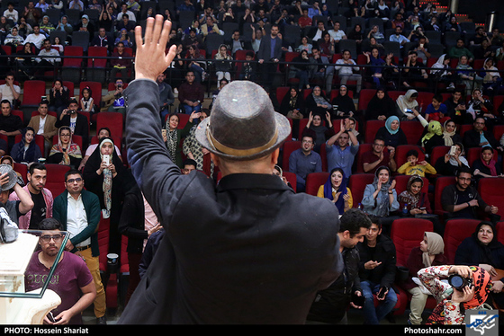 رونمایی از تندیس رضا عطاران در سینما هویزه / عکس: حسین شریعت / شهرآرا