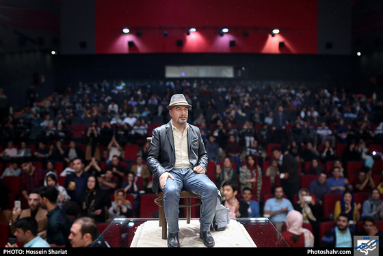 رونمایی از تندیس رضا عطاران در سینما هویزه / عکس: حسین شریعت / شهرآرا