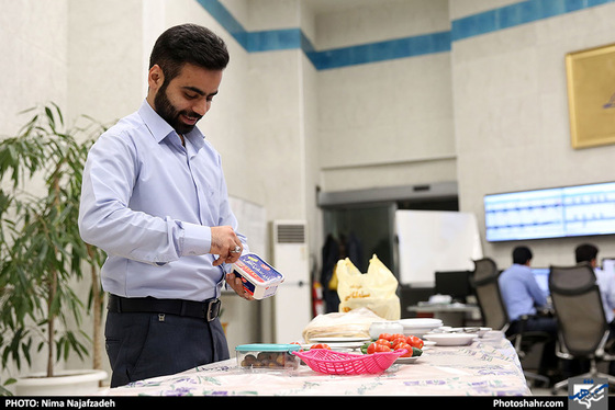 افطار به وقت خدمت / عکس: نیما نجف زاده / شهرآرا