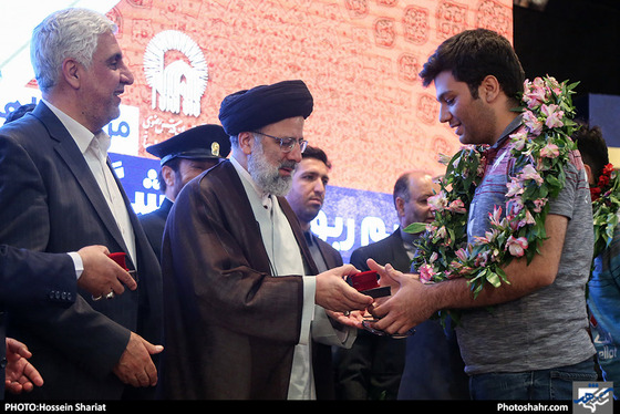 مراسم اهدای مدال های تیم ربوکاپ دانشگاه آزاد اسلامی به آستان قدس رضوی / عکس: حسین شریعت / شهرآرا