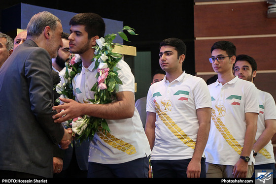 مراسم اهدای مدال های تیم ربوکاپ دانشگاه آزاد اسلامی به آستان قدس رضوی / عکس: حسین شریعت / شهرآرا