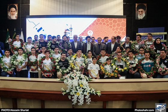 مراسم اهدای مدال های تیم ربوکاپ دانشگاه آزاد اسلامی به آستان قدس رضوی / عکس: حسین شریعت / شهرآرا