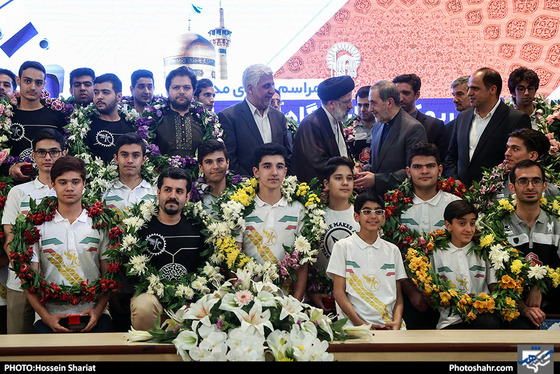 مراسم اهدای مدال های تیم ربوکاپ دانشگاه آزاد اسلامی به آستان قدس رضوی / عکس: حسین شریعت / شهرآرا