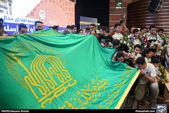 مراسم اهدای مدال های تیم ربوکاپ دانشگاه آزاد اسلامی به آستان قدس رضوی / عکس: حسین شریعت / شهرآرا