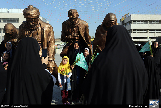 مراسم گلباران حرم مطهر رضوی در روز ولادت حضرت معصومه (سلام الله علیها) / عکس: حسین شریعت / شهرآرا