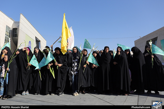 مراسم گلباران حرم مطهر رضوی در روز ولادت حضرت معصومه (سلام الله علیها) / عکس: حسین شریعت / شهرآرا
