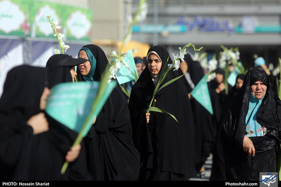 مراسم گلباران حرم مطهر رضوی در روز ولادت حضرت معصومه (سلام الله علیها) / عکس: حسین شریعت / شهرآرا