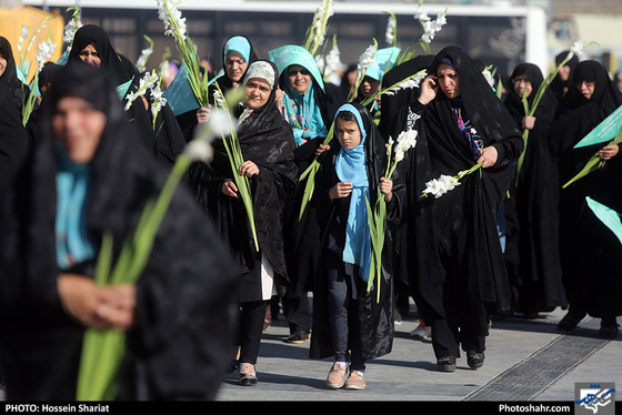 مراسم گلباران حرم مطهر رضوی در روز ولادت حضرت معصومه (سلام الله علیها) / عکس: حسین شریعت / شهرآرا