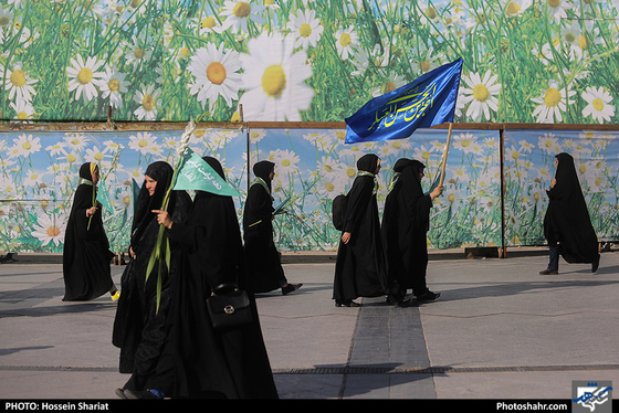 مراسم گلباران حرم مطهر رضوی در روز ولادت حضرت معصومه (سلام الله علیها) / عکس: حسین شریعت / شهرآرا