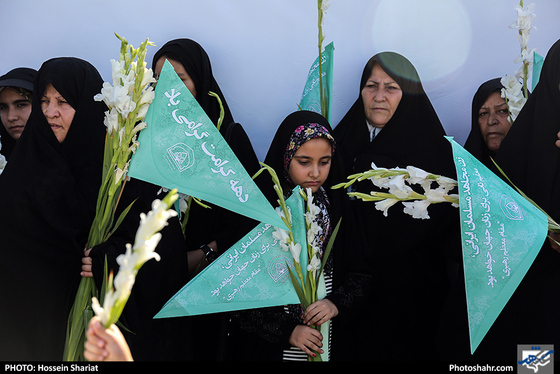 مراسم گلباران حرم مطهر رضوی در روز ولادت حضرت معصومه (سلام الله علیها) / عکس: حسین شریعت / شهرآرا