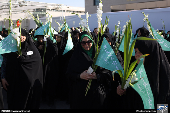 مراسم گلباران حرم مطهر رضوی در روز ولادت حضرت معصومه (سلام الله علیها) / عکس: حسین شریعت / شهرآرا