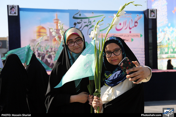 مراسم گلباران حرم مطهر رضوی در روز ولادت حضرت معصومه (سلام الله علیها) / عکس: حسین شریعت / شهرآرا