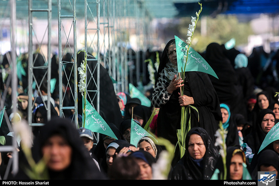 مراسم گلباران حرم مطهر رضوی در روز ولادت حضرت معصومه (سلام الله علیها) / عکس: حسین شریعت / شهرآرا