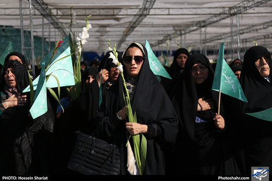 مراسم گلباران حرم مطهر رضوی در روز ولادت حضرت معصومه (سلام الله علیها) / عکس: حسین شریعت / شهرآرا