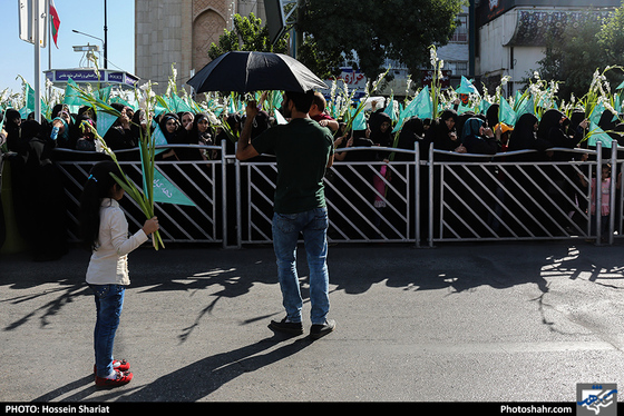مراسم گلباران حرم مطهر رضوی در روز ولادت حضرت معصومه (سلام الله علیها) / عکس: حسین شریعت / شهرآرا