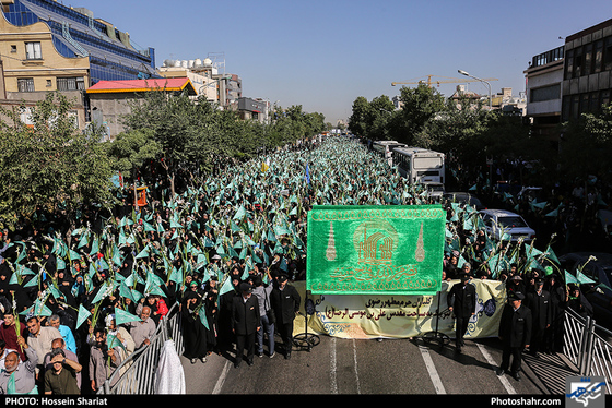 مراسم گلباران حرم مطهر رضوی در روز ولادت حضرت معصومه (سلام الله علیها) / عکس: حسین شریعت / شهرآرا