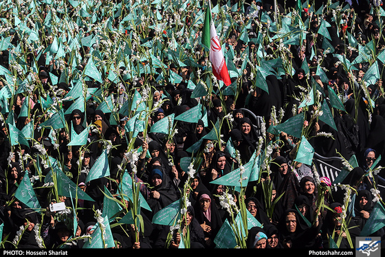مراسم گلباران حرم مطهر رضوی در روز ولادت حضرت معصومه (سلام الله علیها) / عکس: حسین شریعت / شهرآرا