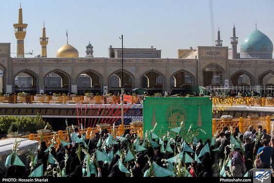 مراسم گلباران حرم مطهر رضوی در روز ولادت حضرت معصومه (سلام الله علیها) / عکس: حسین شریعت / شهرآرا