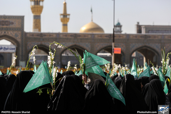 مراسم گلباران حرم مطهر رضوی در روز ولادت حضرت معصومه (سلام الله علیها) / عکس: حسین شریعت / شهرآرا