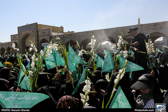 مراسم گلباران حرم مطهر رضوی در روز ولادت حضرت معصومه (سلام الله علیها) / عکس: حسین شریعت / شهرآرا