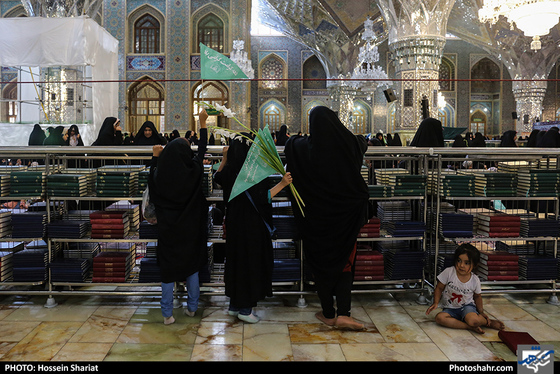 مراسم گلباران حرم مطهر رضوی در روز ولادت حضرت معصومه (سلام الله علیها) / عکس: حسین شریعت / شهرآرا