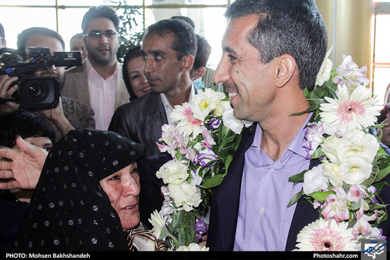 استقبال از رضا سخندان در فرودگاه شهید هاشمی‌نژاد / عکس: محسن بخشنده / شهرآرا
