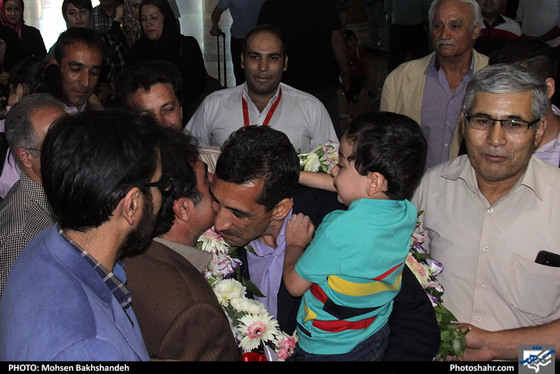 استقبال از رضا سخندان در فرودگاه شهید هاشمی‌نژاد / عکس: محسن بخشنده / شهرآرا