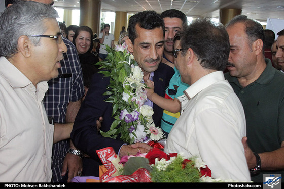 استقبال از رضا سخندان در فرودگاه شهید هاشمی‌نژاد / عکس: محسن بخشنده / شهرآرا