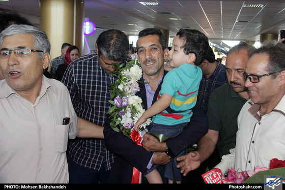 استقبال از رضا سخندان در فرودگاه شهید هاشمی‌نژاد / عکس: محسن بخشنده / شهرآرا
