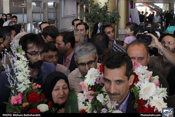 استقبال از رضا سخندان در فرودگاه شهید هاشمی‌نژاد / عکس: محسن بخشنده / شهرآرا