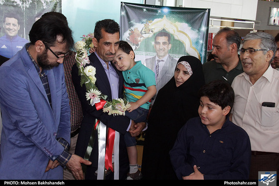 استقبال از رضا سخندان در فرودگاه شهید هاشمی‌نژاد / عکس: محسن بخشنده / شهرآرا