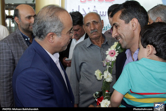 استقبال از رضا سخندان در فرودگاه شهید هاشمی‌نژاد / عکس: محسن بخشنده / شهرآرا