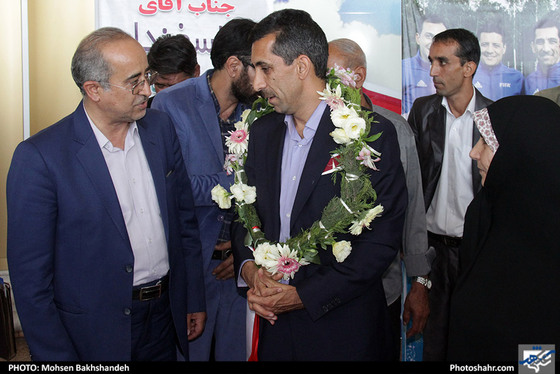 استقبال از رضا سخندان در فرودگاه شهید هاشمی‌نژاد / عکس: محسن بخشنده / شهرآرا