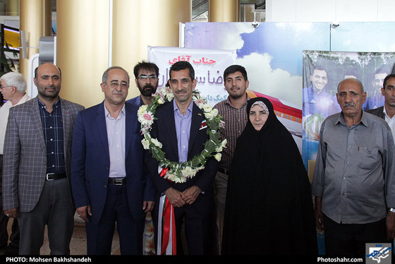 استقبال از رضا سخندان در فرودگاه شهید هاشمی‌نژاد / عکس: محسن بخشنده / شهرآرا