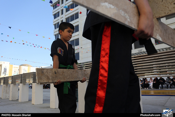 تست ثبت رکورد جهانی شکستن سنگ با دست / عکس: حسین شریعت / شهرآرا