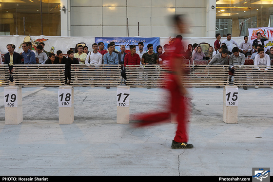 تست ثبت رکورد جهانی شکستن سنگ با دست / عکس: حسین شریعت / شهرآرا