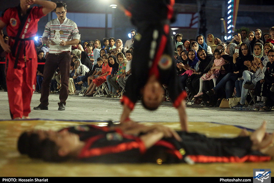 تست ثبت رکورد جهانی شکستن سنگ با دست / عکس: حسین شریعت / شهرآرا