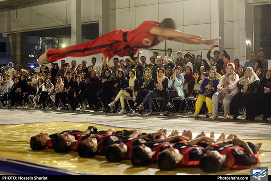 تست ثبت رکورد جهانی شکستن سنگ با دست / عکس: حسین شریعت / شهرآرا