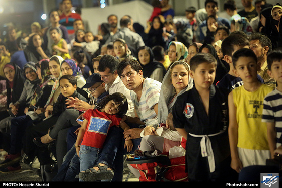 تست ثبت رکورد جهانی شکستن سنگ با دست / عکس: حسین شریعت / شهرآرا