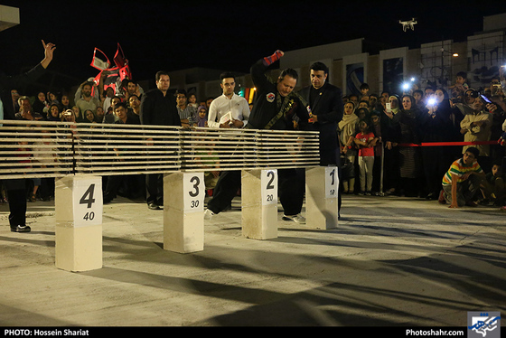 تست ثبت رکورد جهانی شکستن سنگ با دست / عکس: حسین شریعت / شهرآرا