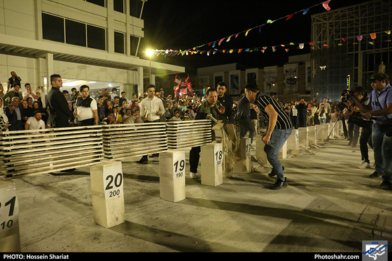 تست ثبت رکورد جهانی شکستن سنگ با دست / عکس: حسین شریعت / شهرآرا