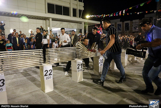 تست ثبت رکورد جهانی شکستن سنگ با دست / عکس: حسین شریعت / شهرآرا