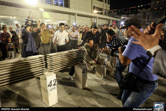 تست ثبت رکورد جهانی شکستن سنگ با دست / عکس: حسین شریعت / شهرآرا