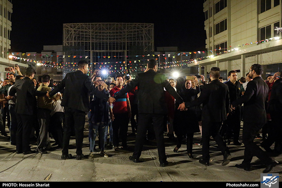 تست ثبت رکورد جهانی شکستن سنگ با دست / عکس: حسین شریعت / شهرآرا