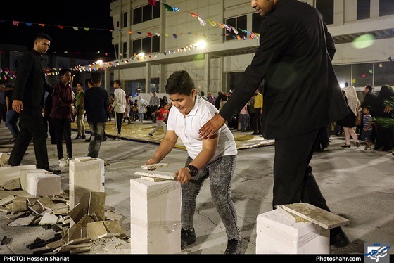 تست ثبت رکورد جهانی شکستن سنگ با دست / عکس: حسین شریعت / شهرآرا