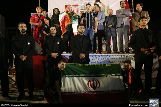 تست ثبت رکورد جهانی شکستن سنگ با دست / عکس: حسین شریعت / شهرآرا