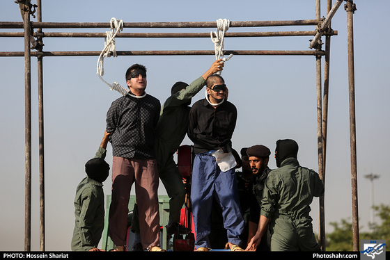 اجرای حکم قصاص نفس دو قاتل کودک آزار در مشهد / عکس: حسین شریعت / شهرآرا