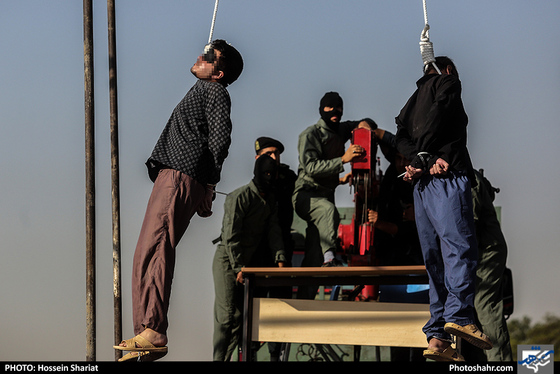 اجرای حکم قصاص نفس دو قاتل کودک آزار در مشهد / عکس: حسین شریعت / شهرآرا