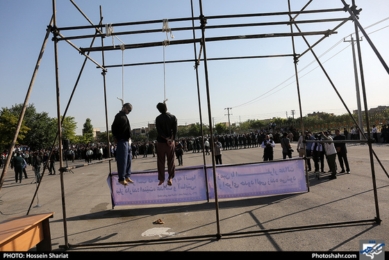 اجرای حکم قصاص نفس دو قاتل کودک آزار در مشهد / عکس: حسین شریعت / شهرآرا